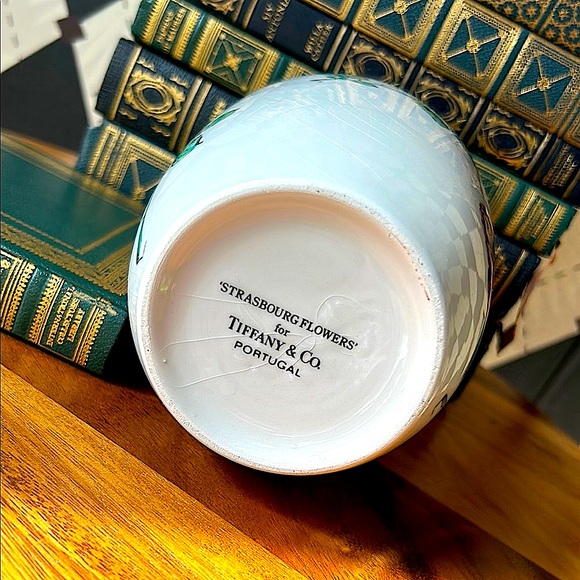 Tiffany & Co. Strasbourg Flowers Vase – Ceramic - Vintage Luxury - Discontinued - Picture 4 of 10